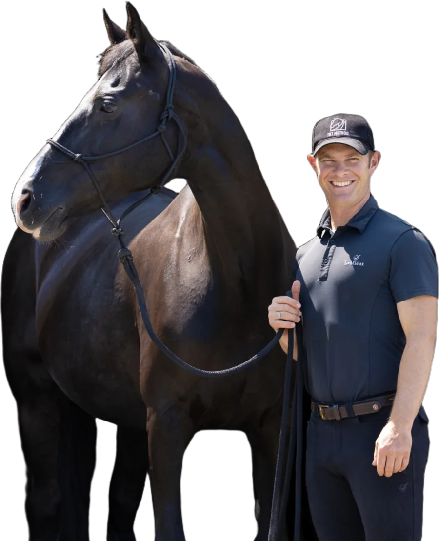 Tristan Tucker met zijn paard, naast een kaart van Nederland met TRT Club-leden door het hele land