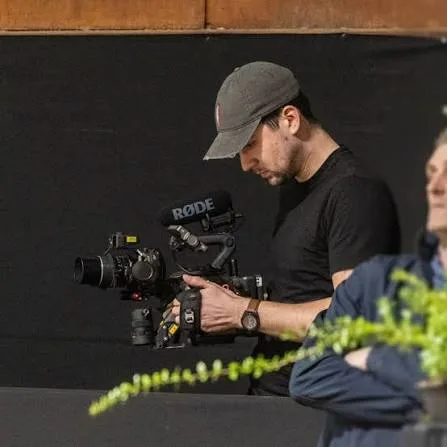 Arnoud Mol operating a video camera rig on set